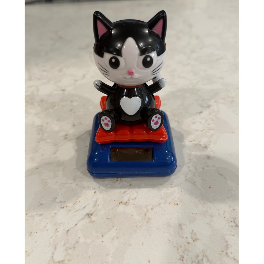 Solar Powered Tuxedo Cat Bobblehead Dancer Black White Heart Dashboard Toy